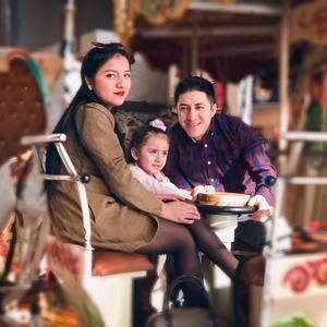 Meet your Posher, Santi